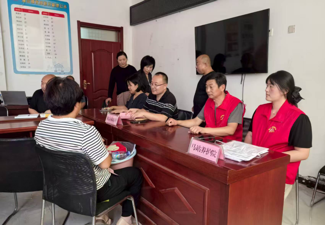 銀發(fā)經(jīng)濟促消費，養(yǎng)老服務進社區(qū)——縣民政局開展社會經(jīng)濟咨詢活動